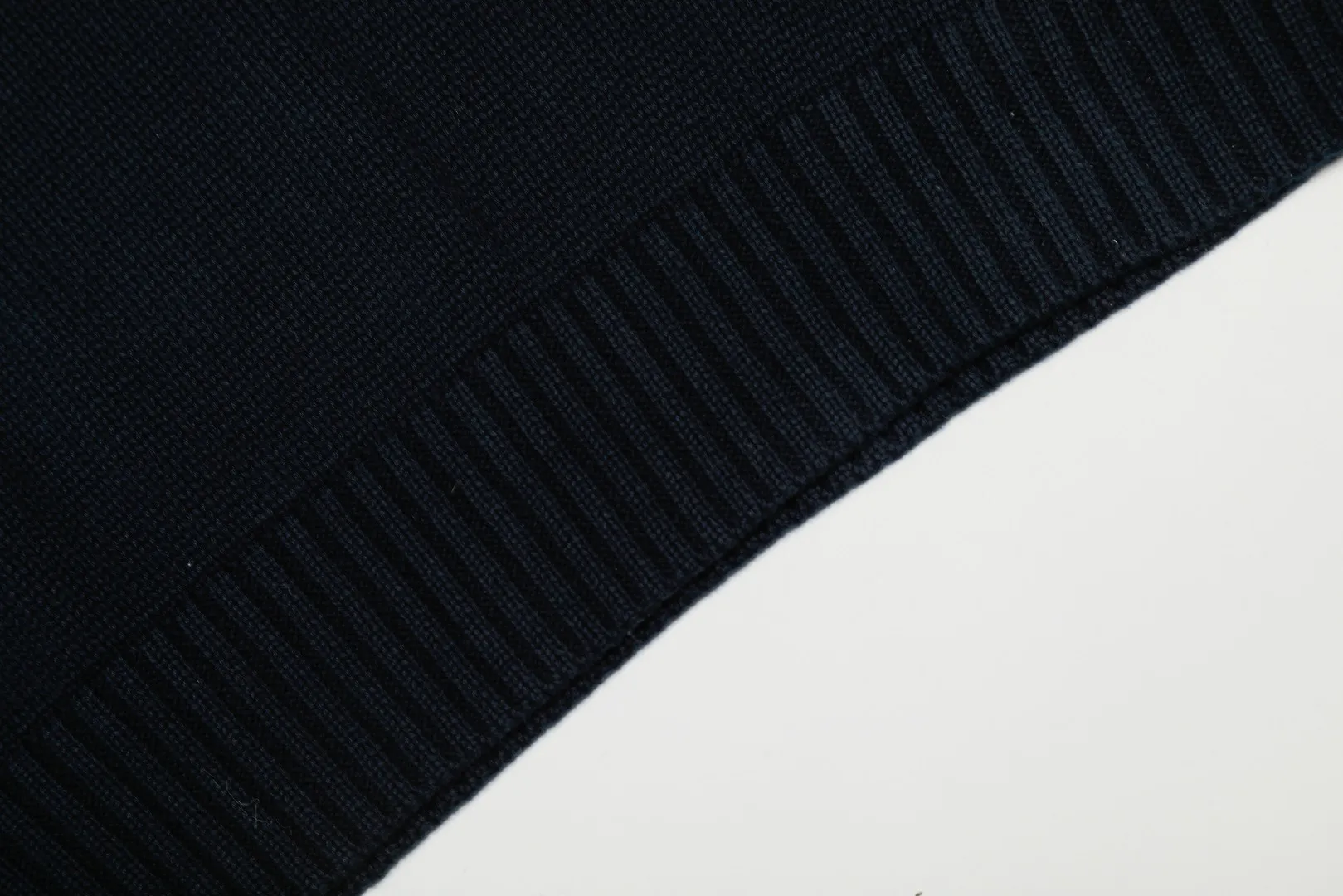 P470 top quality" Style number: DS881# (not off the shelves all year round) [Ralph Lauren Heavy Industry Bear Classic Car Autumn and Winter Couple Knitted Round Neck Sweater] ✅Ralph Lauren Ralph Lauren Classic Basic Bear Heavy Craftsman Same Style Knitted Sweater for Men and Women Couples ✅Main supplier platform live broadcast Wholesale entity Replenish if out of stock Not off the shelf ✅ZP quality 1:1 version Scan the code to enter the GF website Counter quality ✅Detailed quality is the only one in Guangzhou Imported quality cotton yarn, focusing on high-end, cost-effective, good quality needless to say. ✅The version is restored to the original. The maximum size can be worn up to 190 pounds. Loose, comfortable and stress-free. ✅The upper body is simple and easy to match. A must-have for male gods. Good-looking clothes are never picky. A must-have for couples. Recommended for wardrobe. Size: S-XL Color: Navy